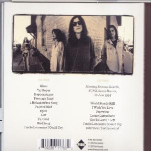 Rückseite einer Musik-CD mit Bandfoto und Titelliste auf weißem Hintergrund.