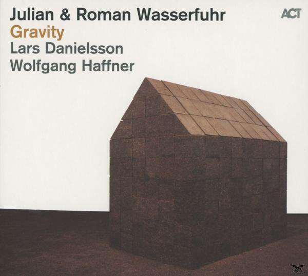 Albumcover mit einem braunen hausartigen Gebilde. Text lautet 'Julian & Roman Wasserfuhr, Gravity'.