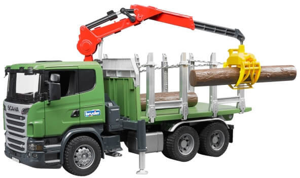 Ein grüner Spielzeug-LKW mit einem roten Kran, der einen Baumstamm mit einer gelben Klaue anhebt. Der LKW hat eine grüne Ladefläche.
