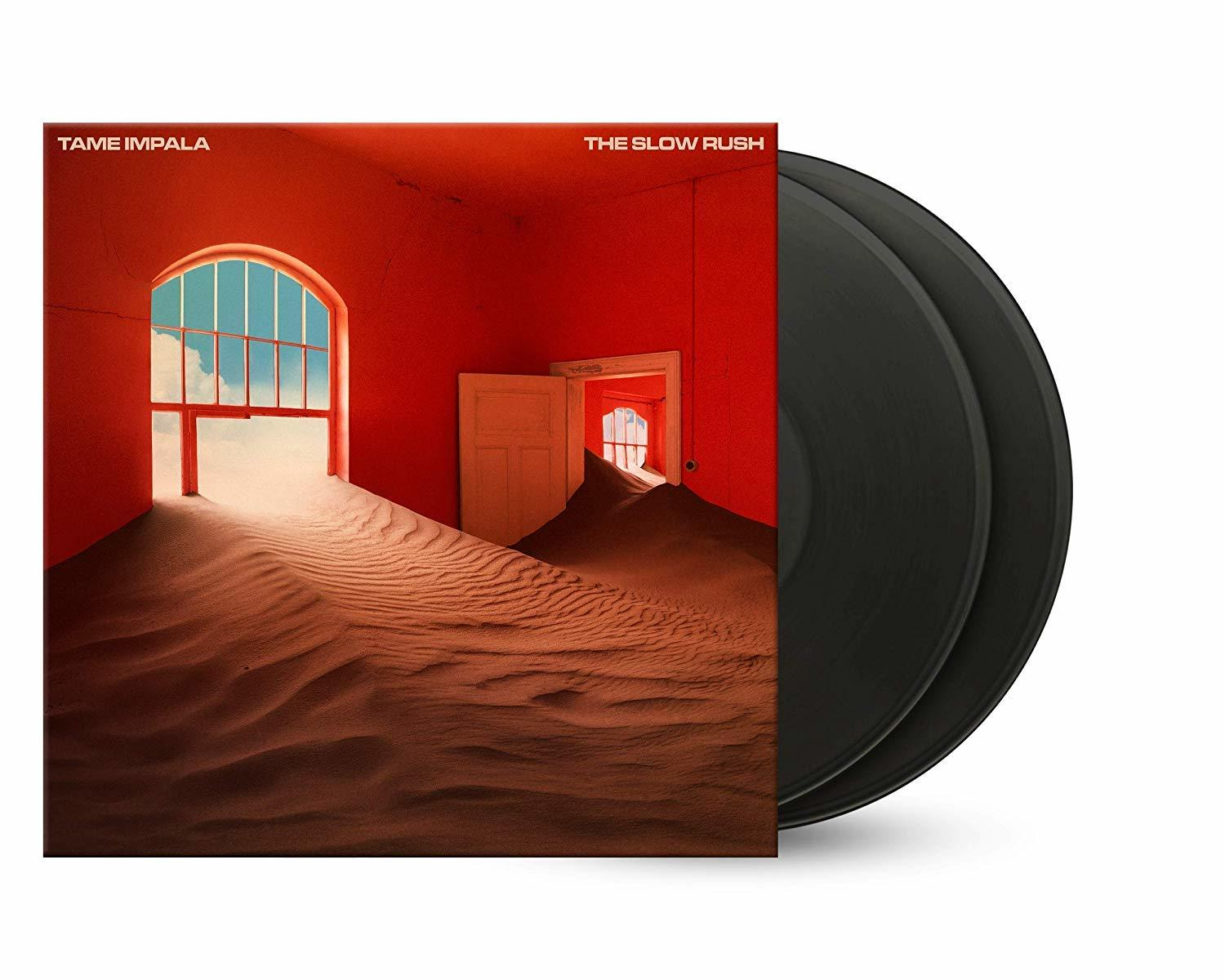 Albumcover mit rotem Raum, Sand und zwei schwarzen Schallplatten.