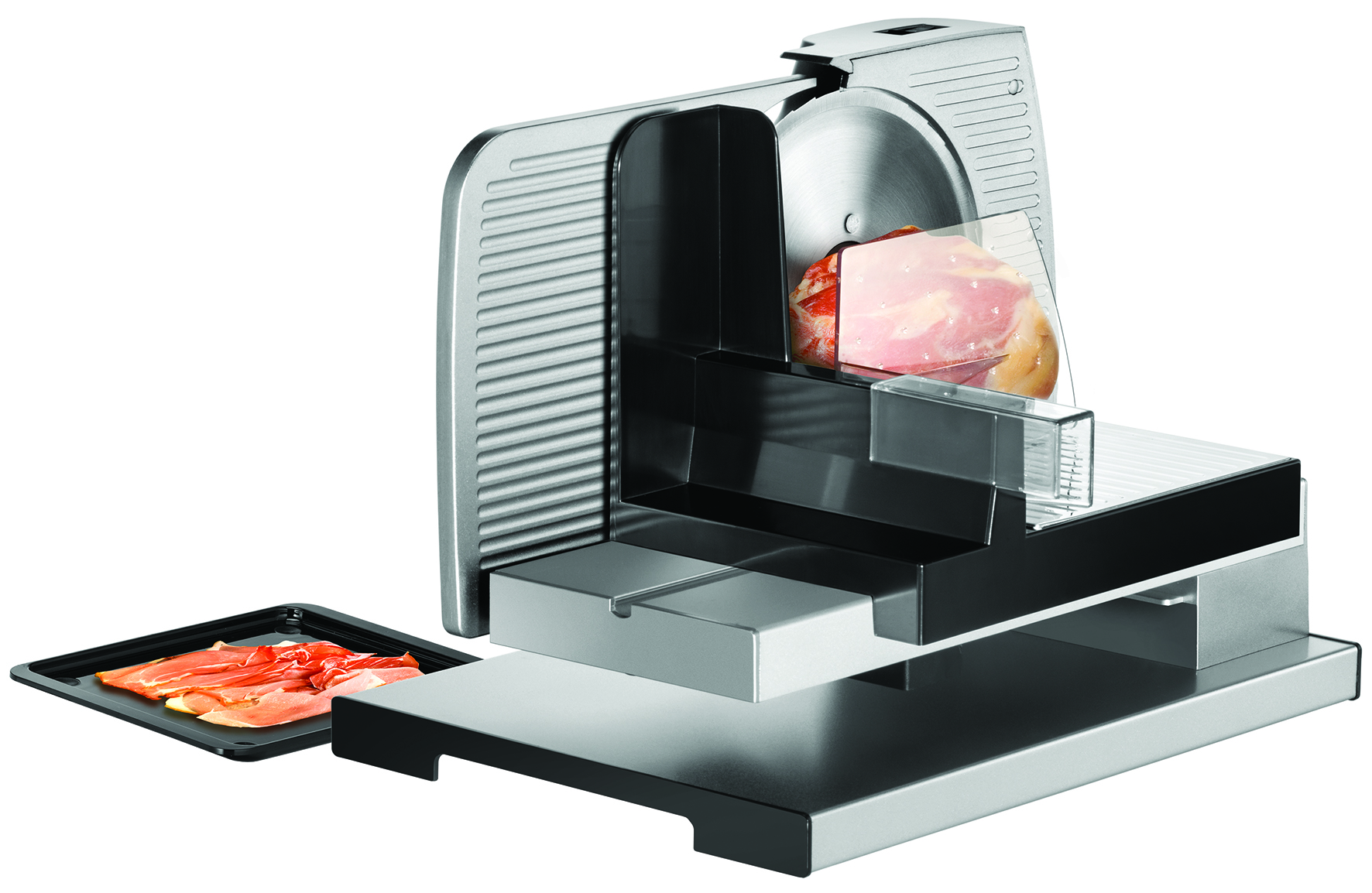 Eine Fleischschneidemaschine aus Edelstahl mit einem Tablett mit aufgeschnittenem Fleisch und einem Stück Fleisch.