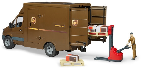 Ein brauner UPS-Truck mit offenen Türen. Ein Gabelstapler bewegt Kisten auf eine Palette. Ein Arbeiter steht am Gabelstapler.