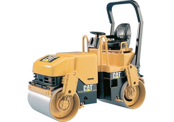 Gelbe Caterpillar-Verdichtungsmaschine. Sie hat einen Sitz und zwei Walzen.