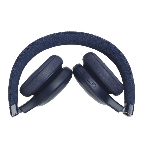 Auriculares azul marino con diadema y almohadillas de tela, angulados hacia arriba.