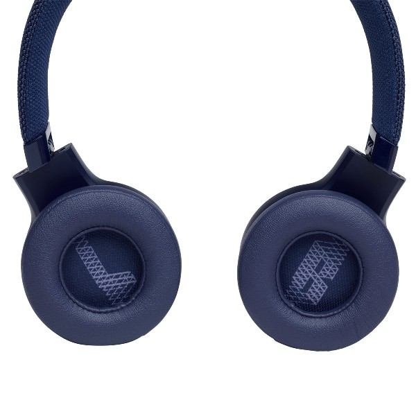 Primer plano de auriculares azules con diadema a juego, fondo blanco.