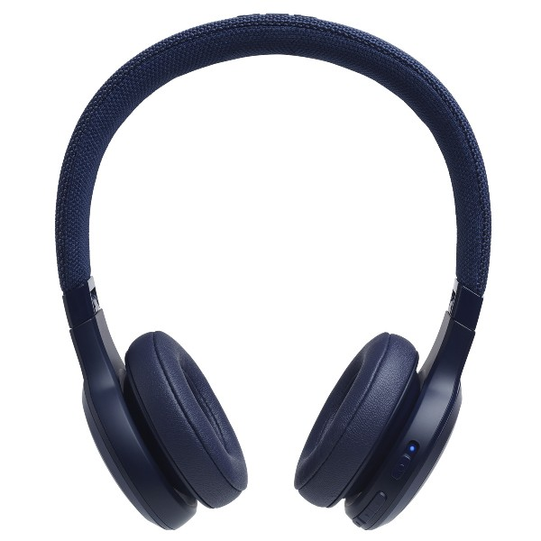 Auriculares azules con almohadillas y diadema oscuras, vistos desde arriba.