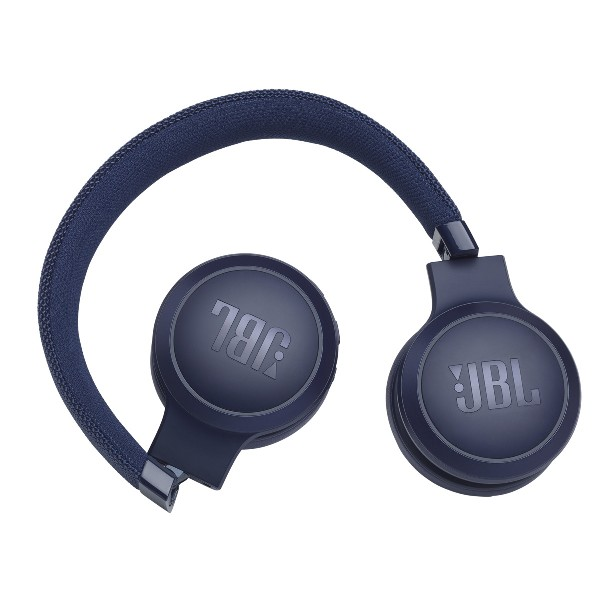 Auriculares JBL azul marino plegados. El logotipo de JBL está en cada auricular.