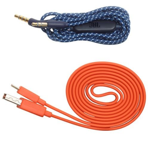 Dos cables: uno con tela, con conector y control, y un cable USB naranja.
