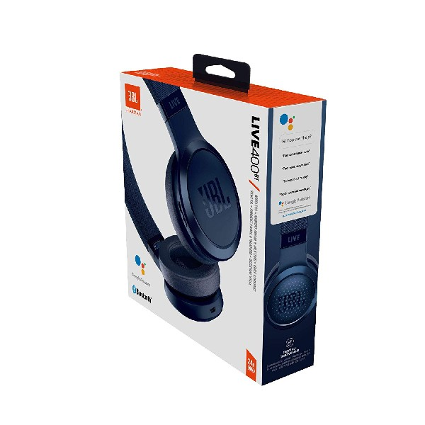 Una caja de auriculares JBL. La caja es azul con una imagen de auriculares. El texto es blanco.