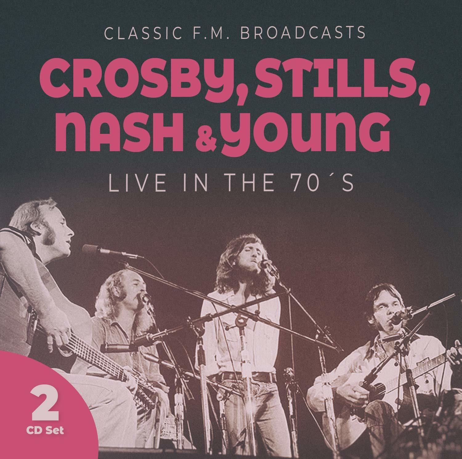 Albumcover von Crosby, Stills, Nash & Young, live in den 70ern. Vier Bandmitglieder auf der Bühne spielen Instrumente.