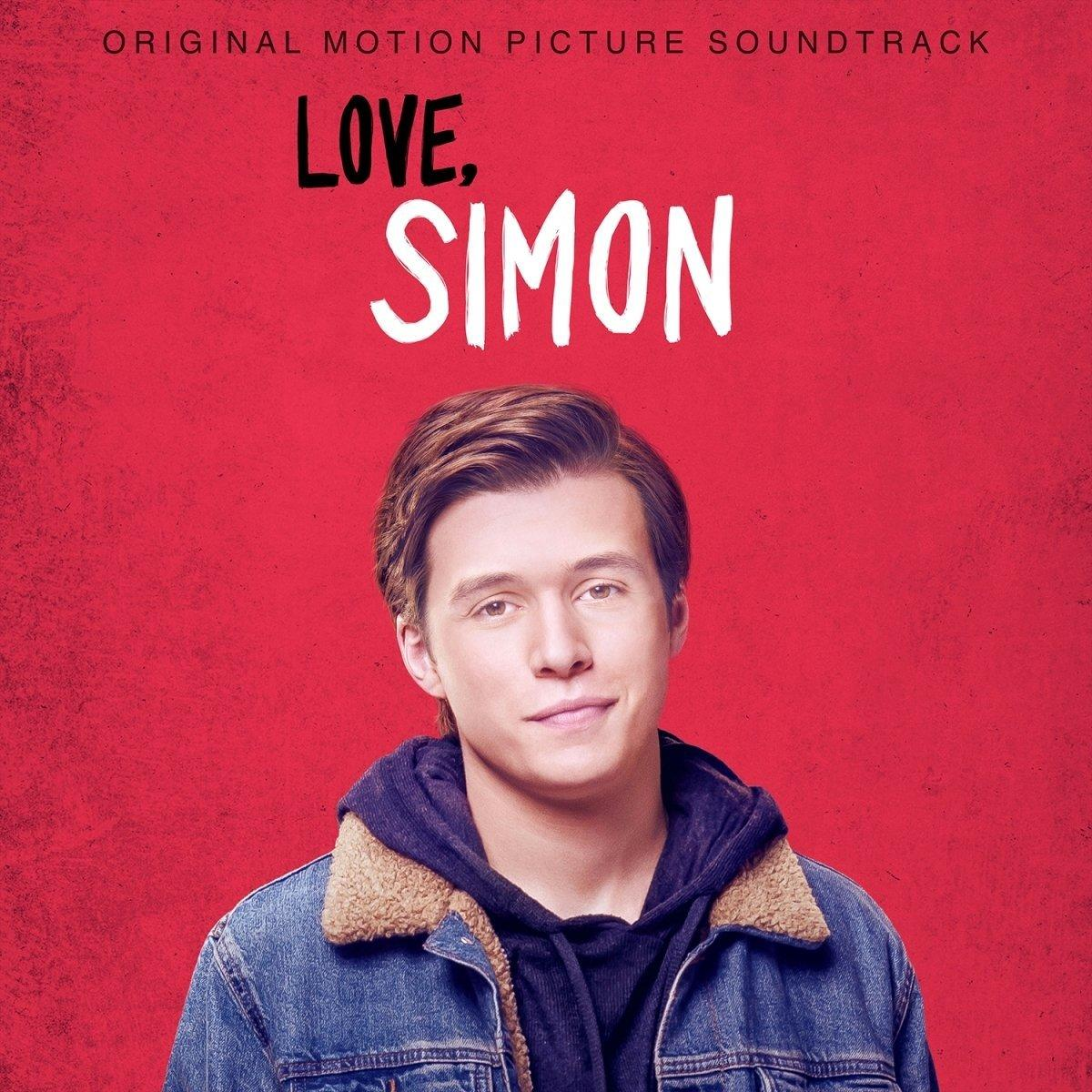 Filmplakát, piros háttér, 'Love, Simon' cím, fiatalember mosolyog, farmerdzsekit visel.
