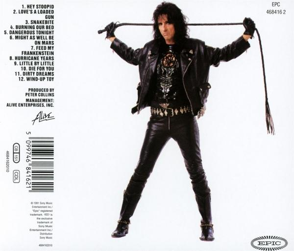 Alice Cooper lemezborítón, bőrben, korbácsot tart, fekete háttér.