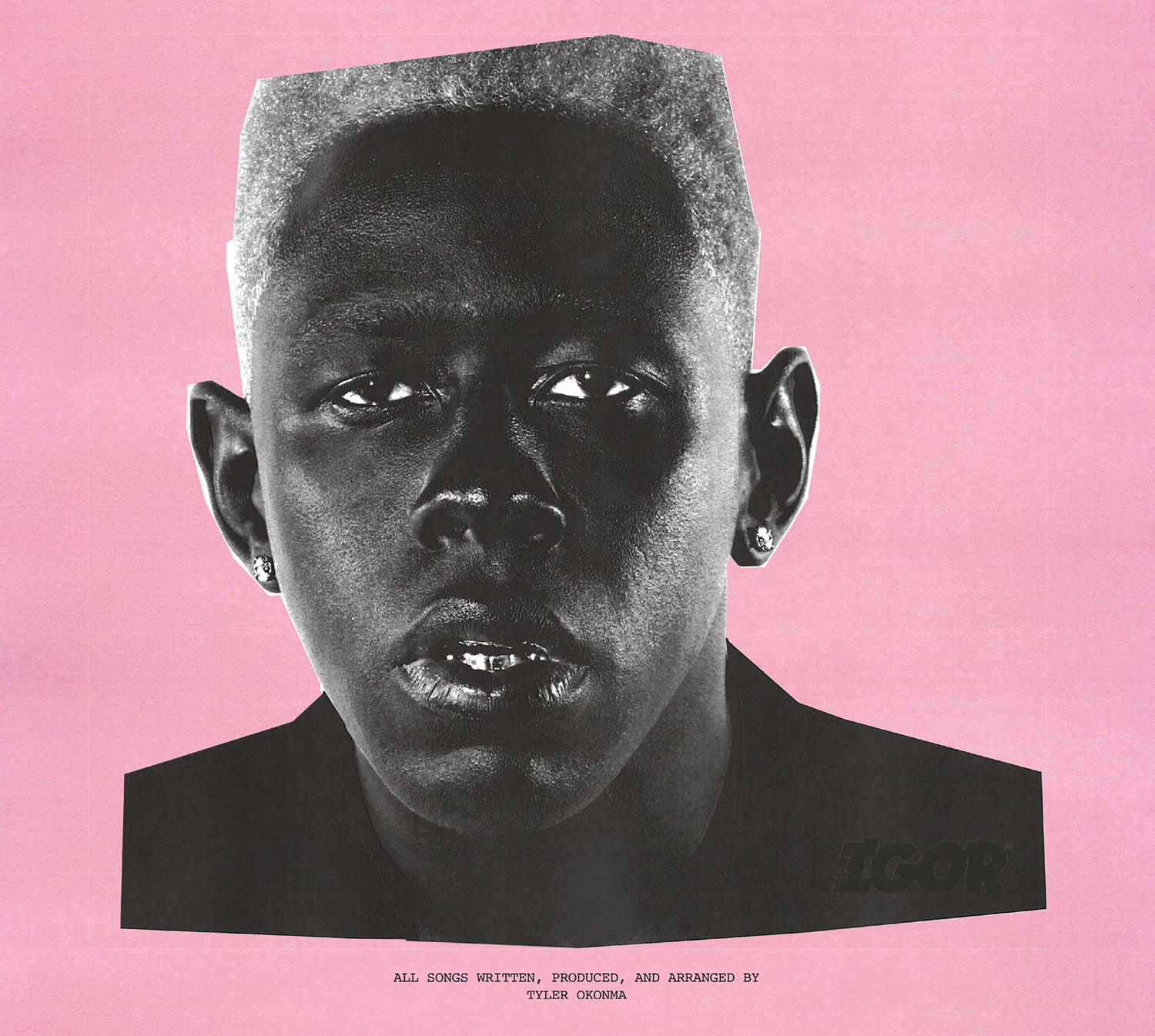 Schwarz-Weiß-Bild von Tyler, the Creator. Er blickt mit einem rosa Hintergrund in die Kamera.