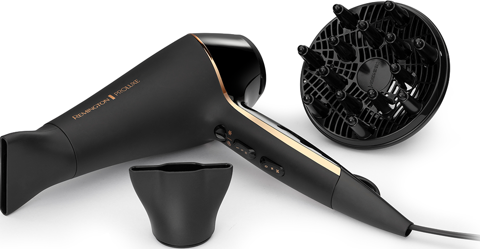Sèche-cheveux Remington noir avec accessoires. Accents dorés et boutons de commande. Fond blanc.