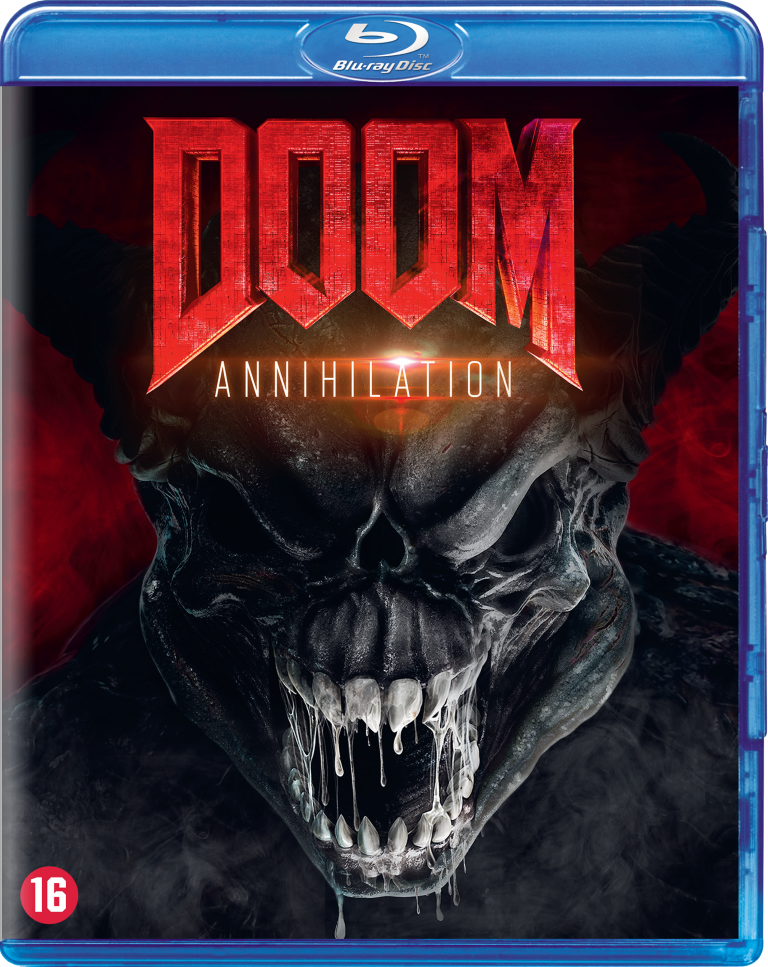 Couverture du Blu-ray de Doom: Annihilation avec un démon et un fond de feu.