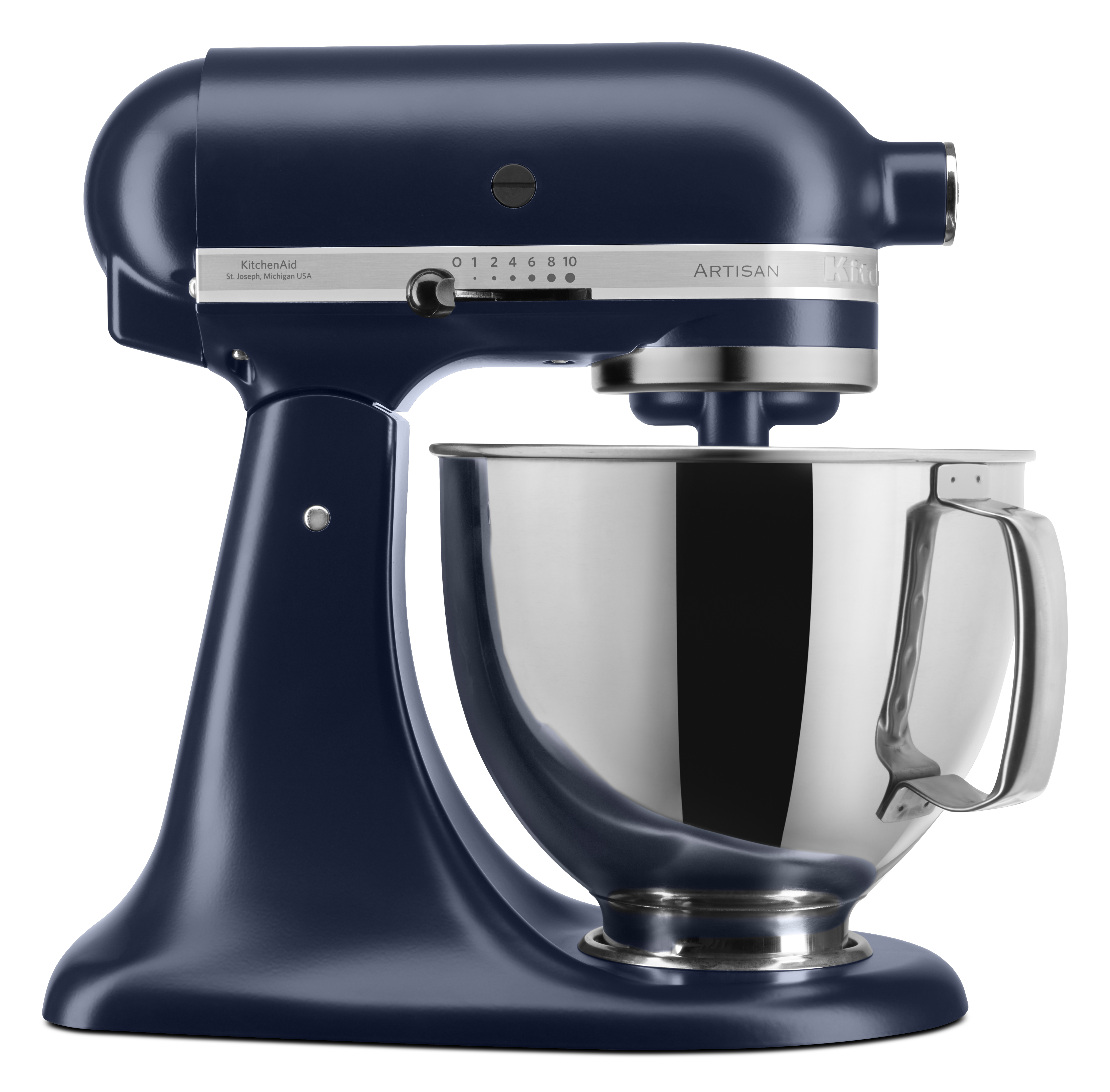 Ein dunkelblauer KitchenAid-Mixer. Silberne Schüssel und Aufsätze. Weißer Hintergrund.