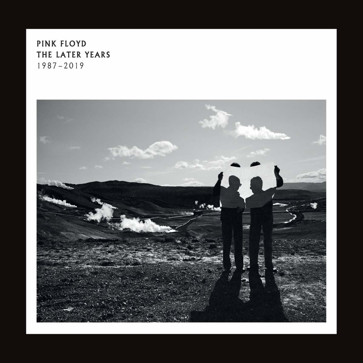 Schwarz-weiß Albumcover. Silhouetten halten eine Karte, im Hintergrund eine Berglandschaft.