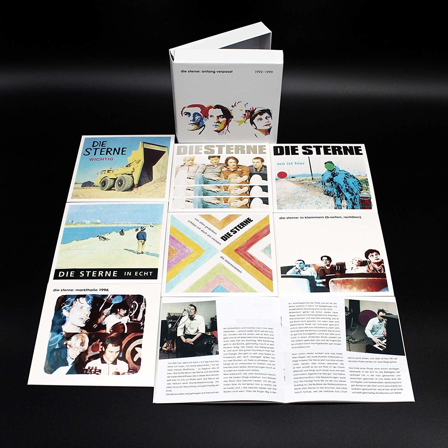 Verschiedene Albumcover und eine weiße Box. Die Cover sind farbenfroh und haben Text und Bilder. Schwarzer Hintergrund.