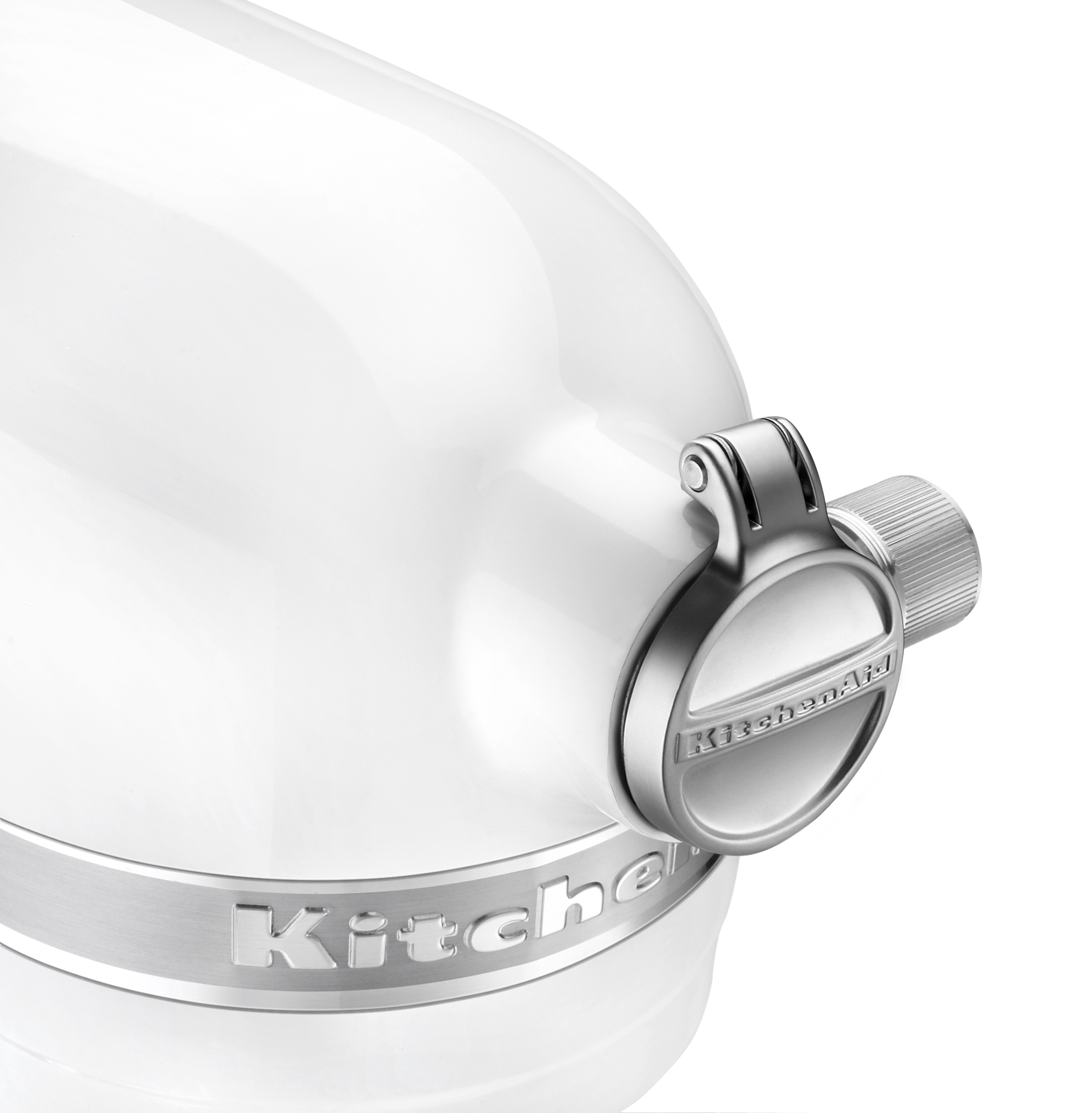 Nahaufnahme eines weißen KitchenAid-Küchenmixers. Silberne Akzente, einschließlich des Markennamens. Teile sind sichtbar, einschließlich Kopf und Nabe.