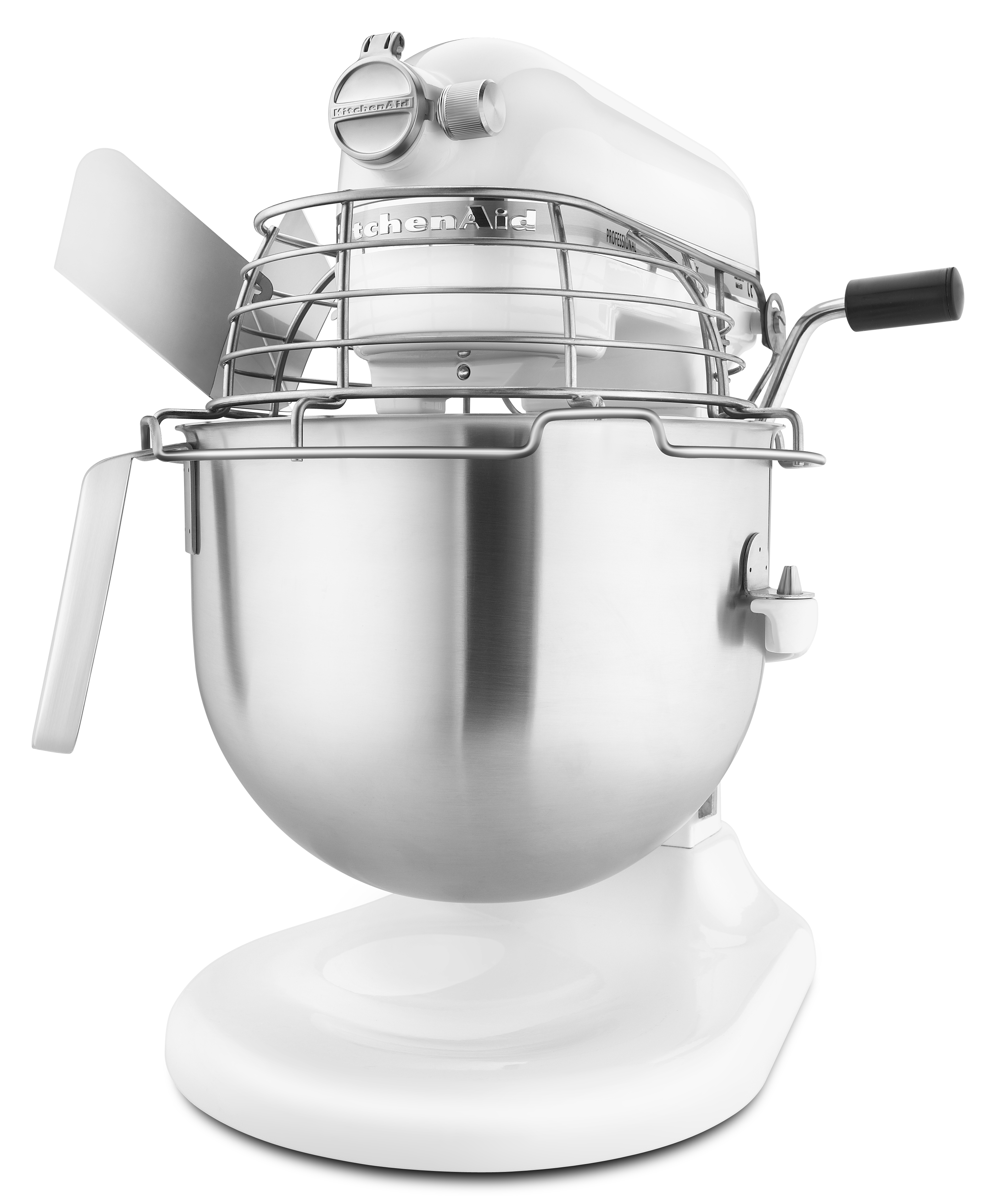 Ein weißer KitchenAid-Küchenmixer mit einer Edelstahlschüssel und Aufsätzen. Ein Metallschutz ist ebenfalls vorhanden.