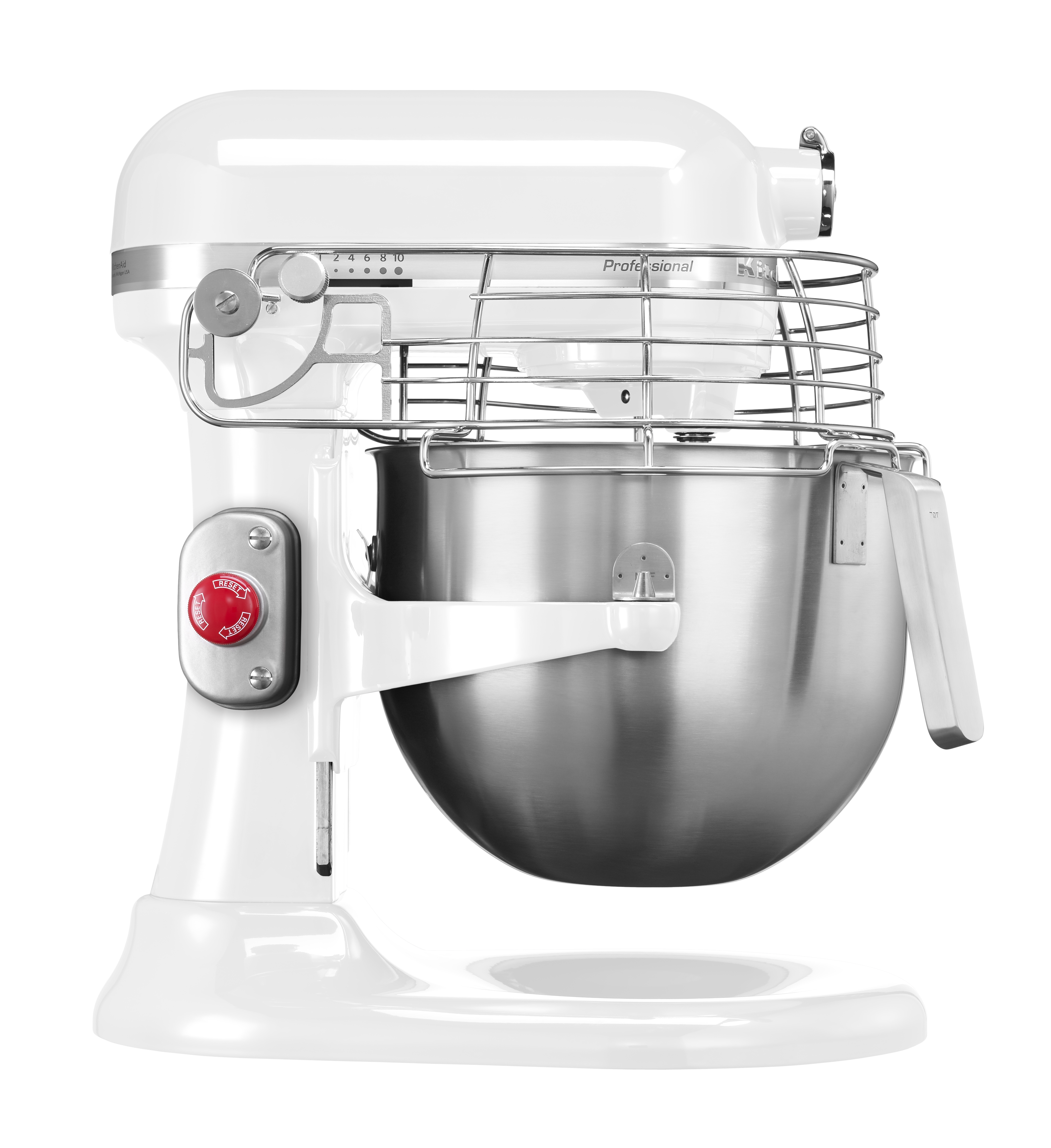 Ein weißer KitchenAid-Mixer mit silberner Schüssel und Sicherheitskäfig. Mit roter Reset-Taste und Geschwindigkeitseinstellungen. Isoliert auf Weiß.