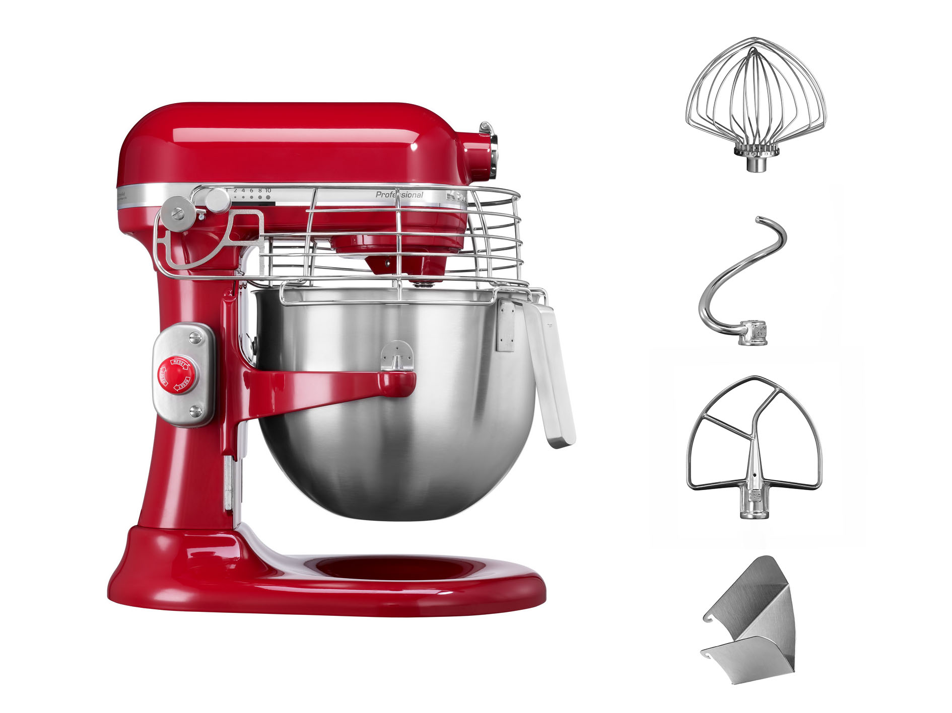 Roter KitchenAid-Mixer mit Aufsätzen: Schneebesen, Knethaken, Rührbesen und Ausgießschild. Edelstahl-Schüssel. Weißer Hintergrund.