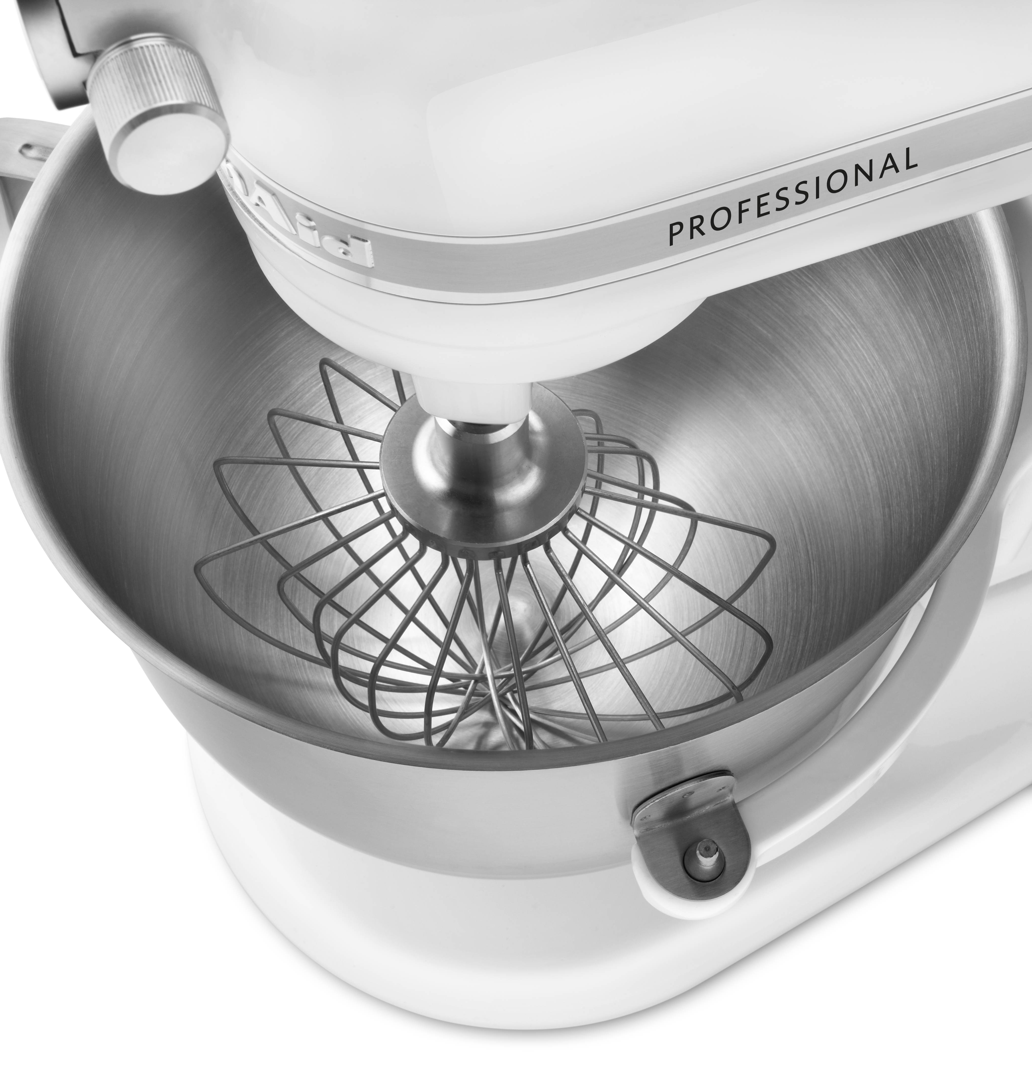 Ein weißer KitchenAid-Mixer mit einer Edelstahlschüssel und Schneebesen-Aufsatz wird gezeigt. Das Wort PROFESSIONAL ist sichtbar.