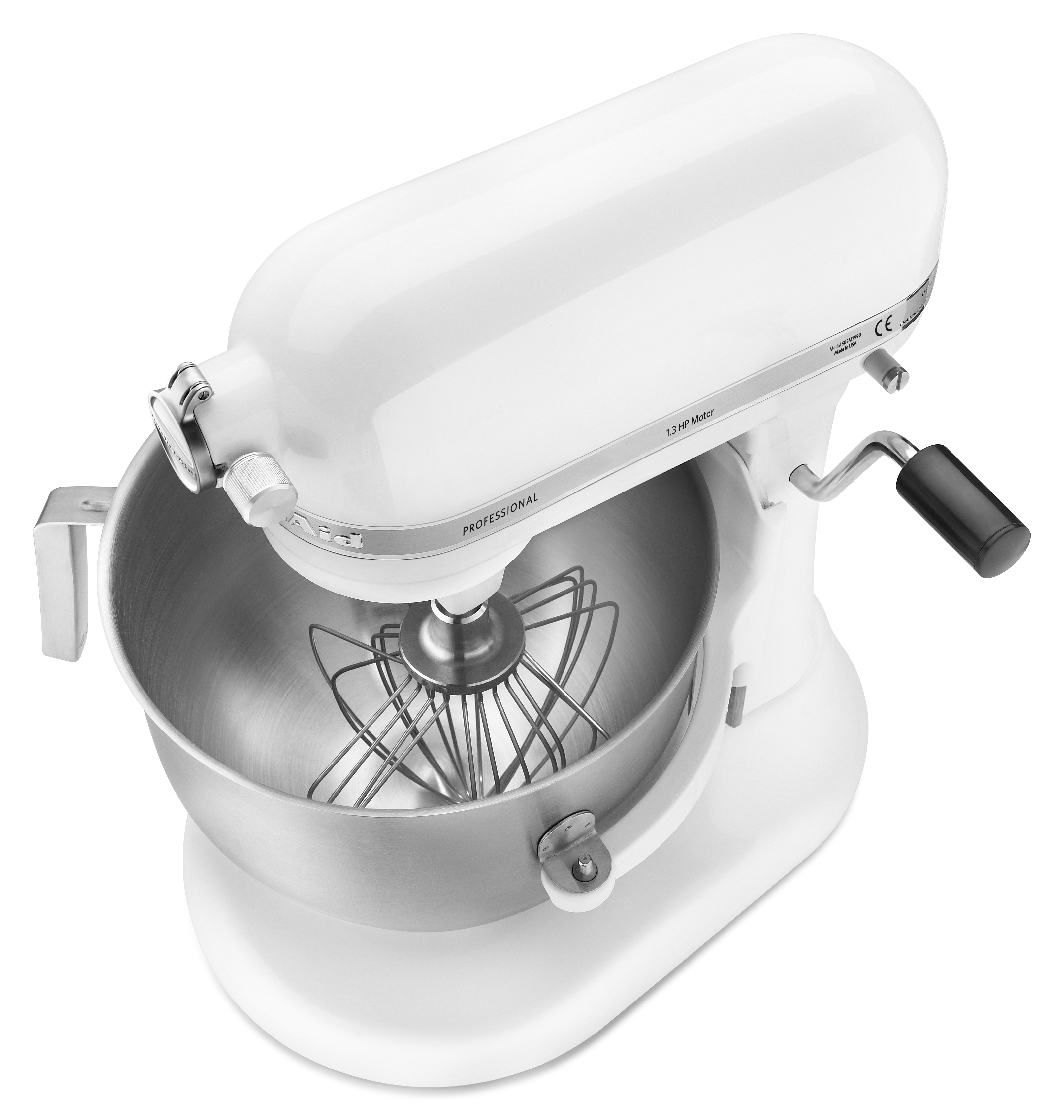 Ein weißer KitchenAid-Küchenmixer mit einer Edelstahlschüssel und einem Schneebesen, auf weißem Hintergrund.