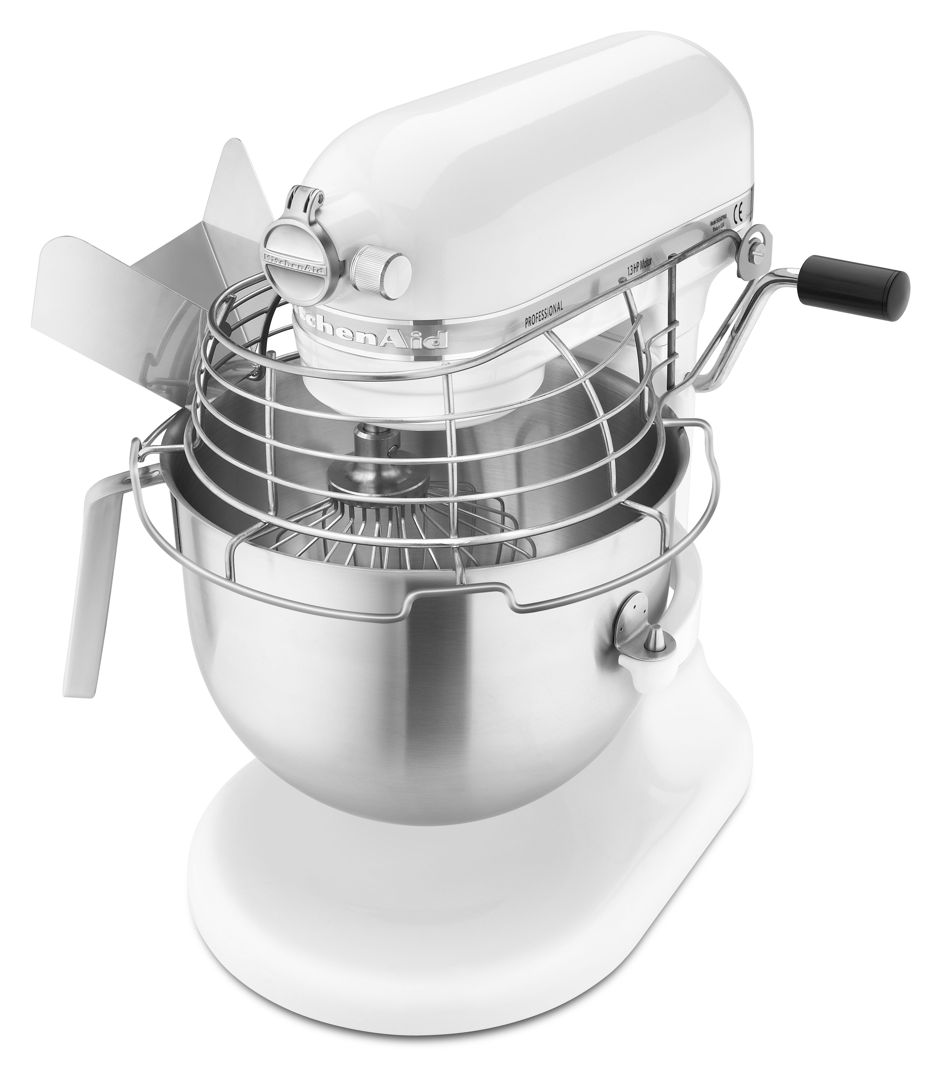 Ein weißer KitchenAid-Küchenmixer mit Edelstahlschüssel und Aufsätzen, Schutzgitter und schwarzem Griff.