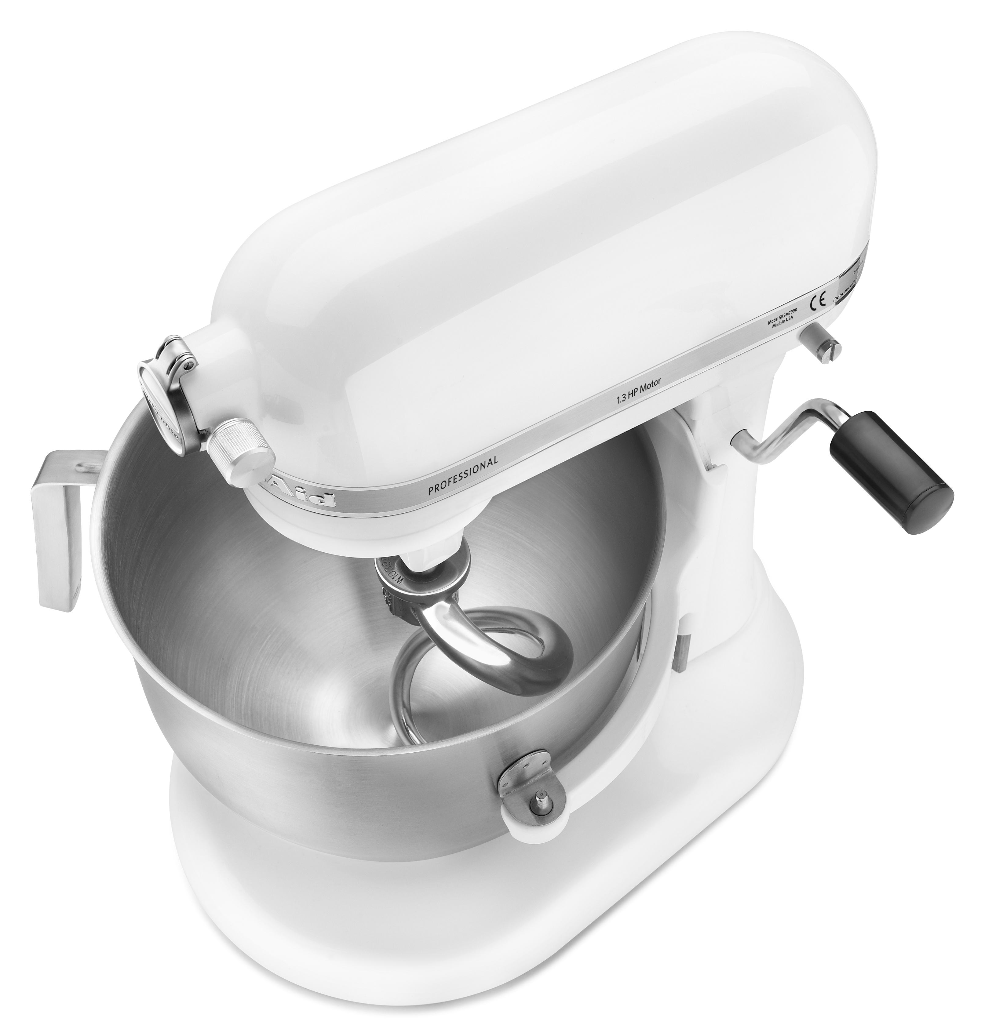 Ein weißer KitchenAid-Mixer. Er hat eine Edelstahlschüssel, einen Knethaken und einen Griff. Der Hintergrund ist weiß.