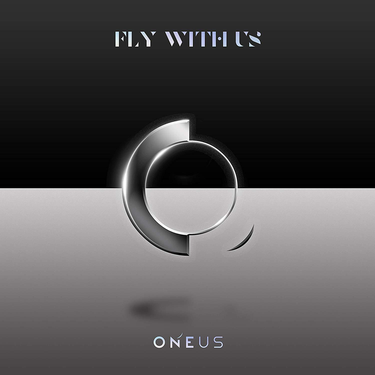 Zilver en zwart logo. De tekst luidt "FLY WITH US" hierboven en "ONEUS" hieronder. De achtergrond is zwart en grijs.