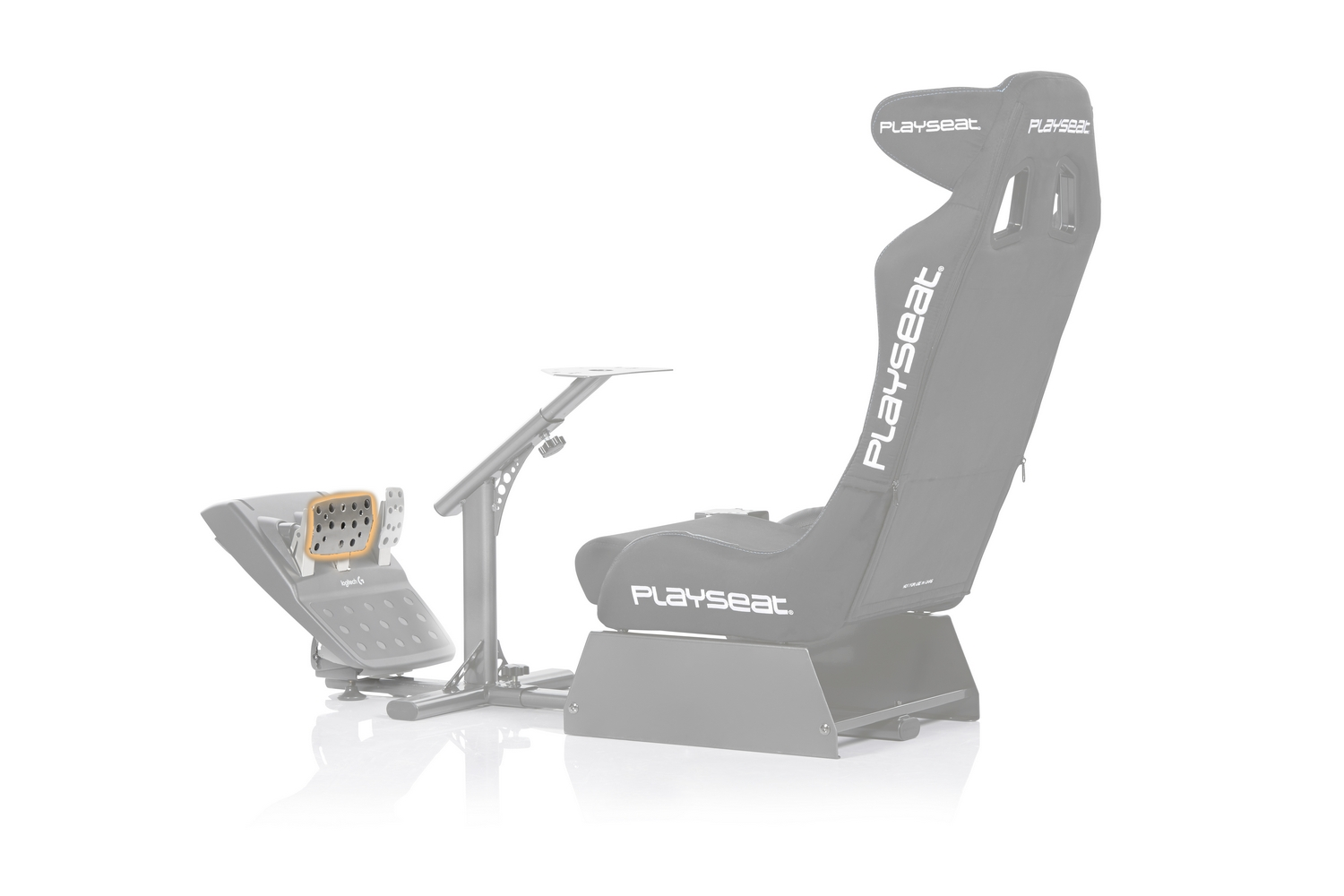 Silla de juego Playseat con un accesorio de volante y un accesorio de pedal. Fondo blanco.