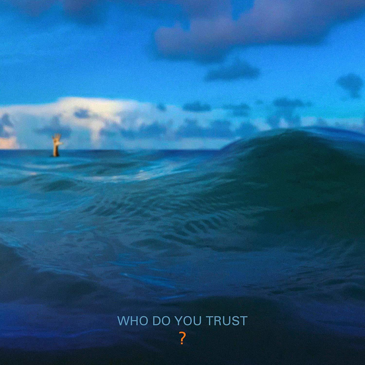 Óceán kilátás hullámokkal és egy kis építménnyel. Szöveg: Who Do You Trust? Kérdőjel alul.