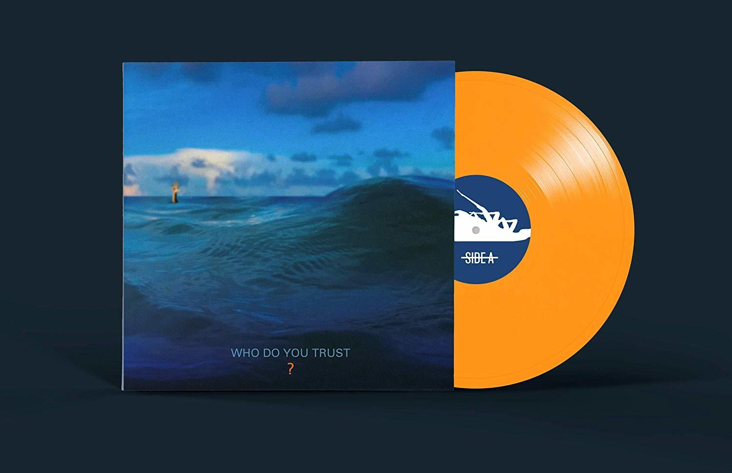 Album borító vízi jelenettel és narancssárga bakelit lemezzel. Cím: 'WHO DO YOU TRUST?' sötét háttéren.
