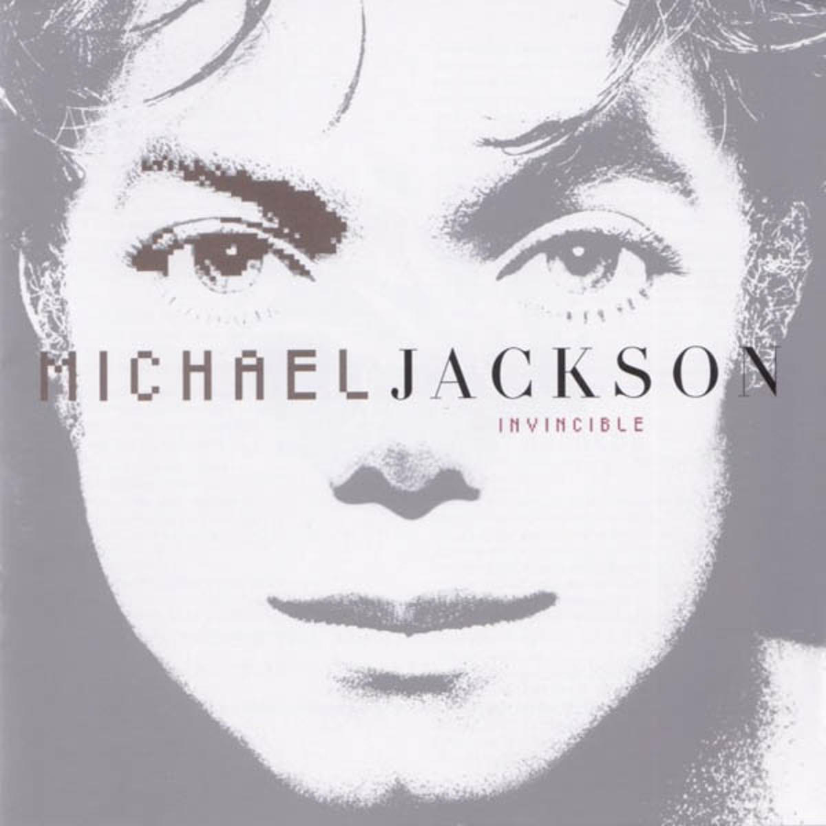 Michael Jackson arcának közeli képe egy album borítóján. Az album címe: 'Invincible'.