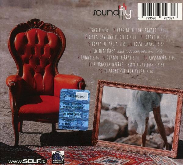 Ein Albumcover mit rotem Stuhl, Spiegel und Teppich auf sandigem Hintergrund.