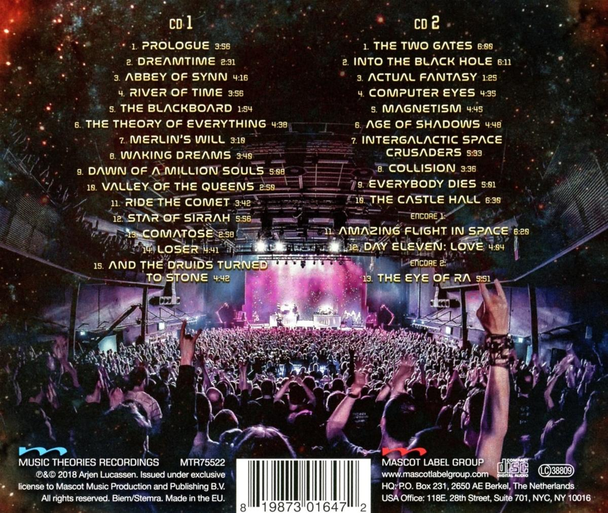 A CD hátlapja egy koncerten lévő tömeget és a dalok listáját mutatja.