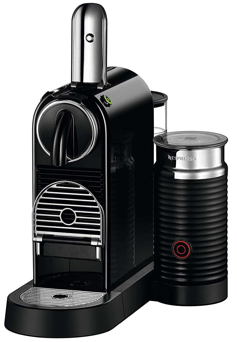 Egy fekete Nespresso kávéfőző tejhabosítóval, fekete alapon.