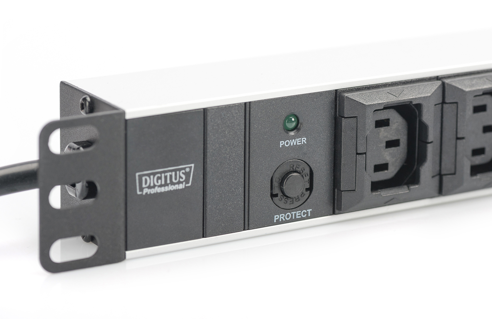 Eine Rack-Einbau-Steckdosenleiste mit grüner Betriebsanzeige und Reset-Knopf.