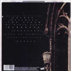 Rückseite einer CD mit Titeln und einem dekorativen architektonischen Element in dunkler Umgebung.