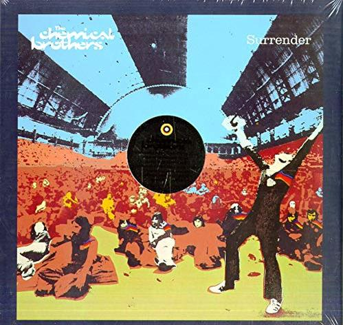 Albumhoes van 'Surrender' van The Chemical Brothers. Een figuur met opgeheven armen staat voor een menigte. Een zwarte cirkel is gecentreerd.
