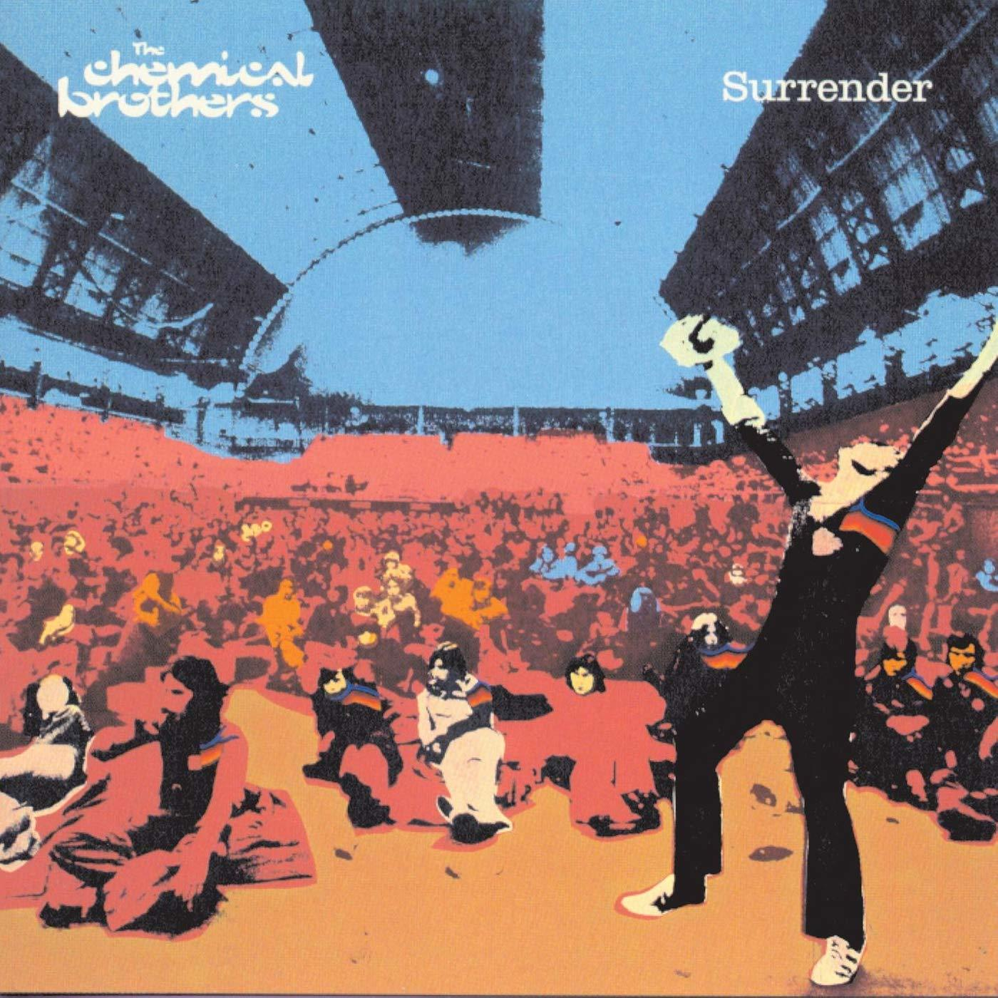 Albumhoes met een menigte, een figuur met opgeheven armen en de woorden "Surrender" en "The Chemical Brothers".