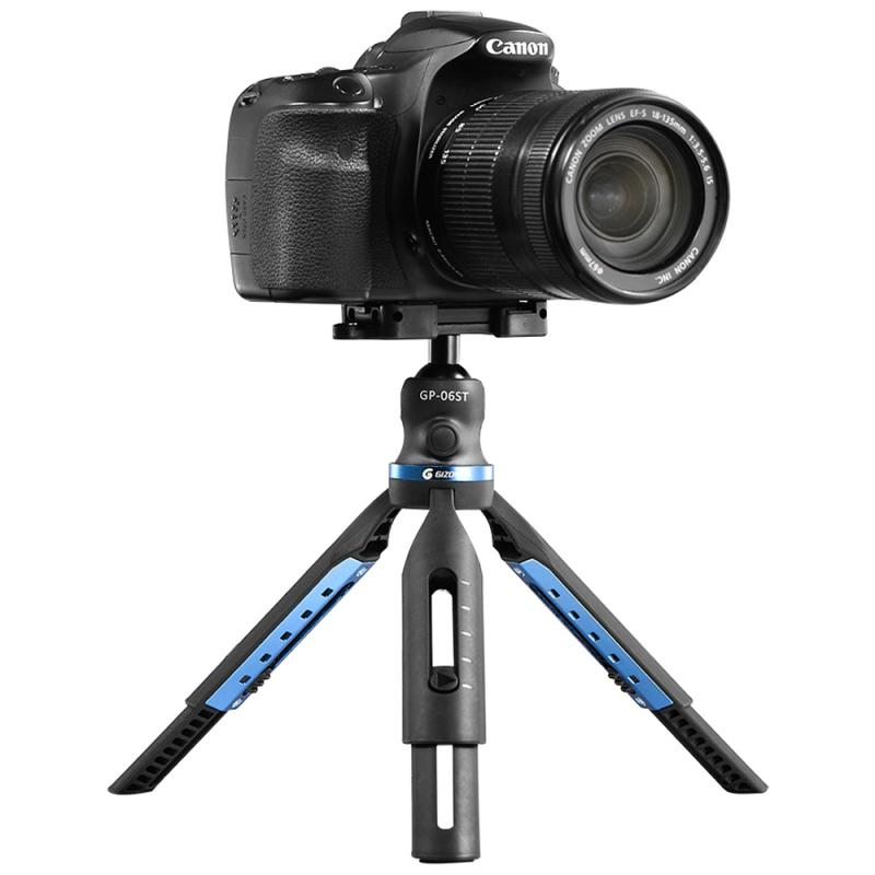 Schwarze Canon-Kamera auf einem Stativ. Das Stativ hat blaue Akzente und eine schwarze Mittelsäule.