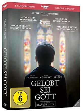 Eine DVD-Hülle mit einem Filmplakat eines Mannes vor Buntglasfenstern. Der Titel ist auf Deutsch.