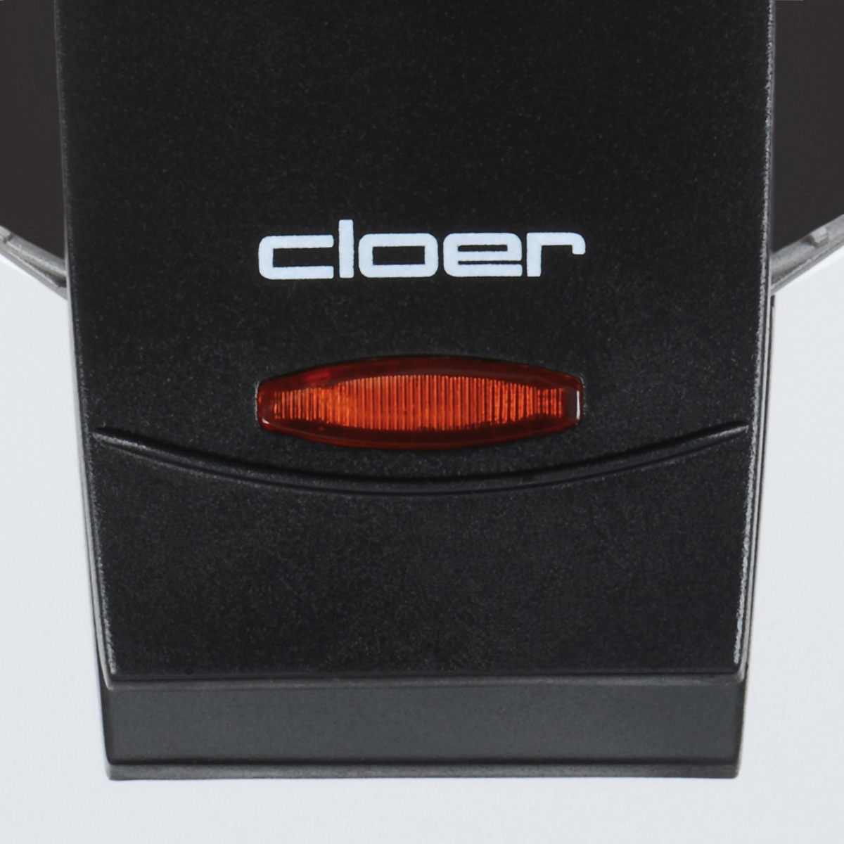 Ein schwarzes Gerät mit rotem Licht und dem Wort "cloer".