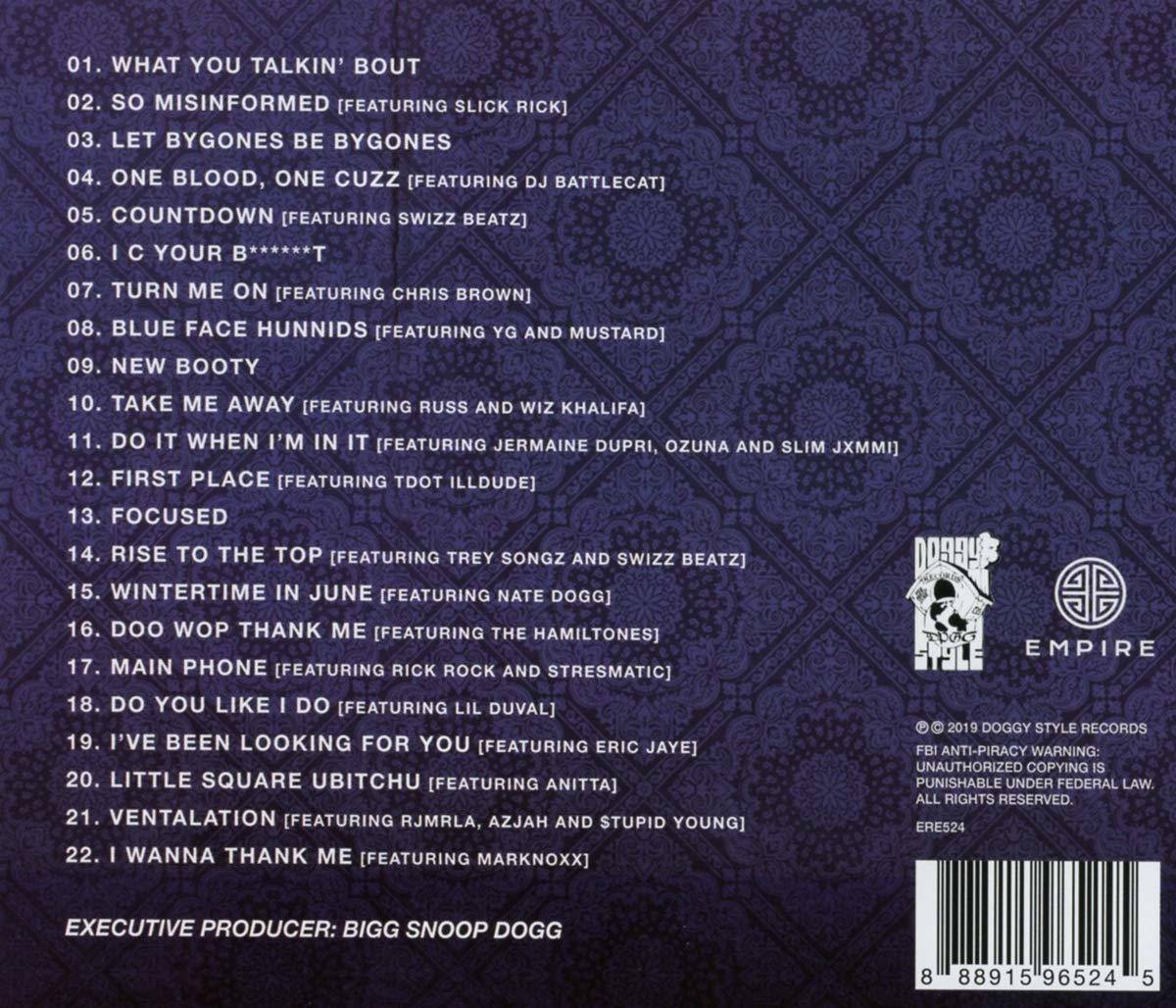 Die Rückseite eines CD-Covers mit Titeln und Credits wird auf einer weißen Oberfläche angezeigt.