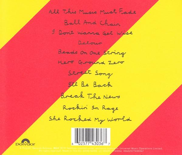 CD-Cover mit Songtiteln auf rotem und gelbem gestreiften Hintergrund. Mit Barcode unten.