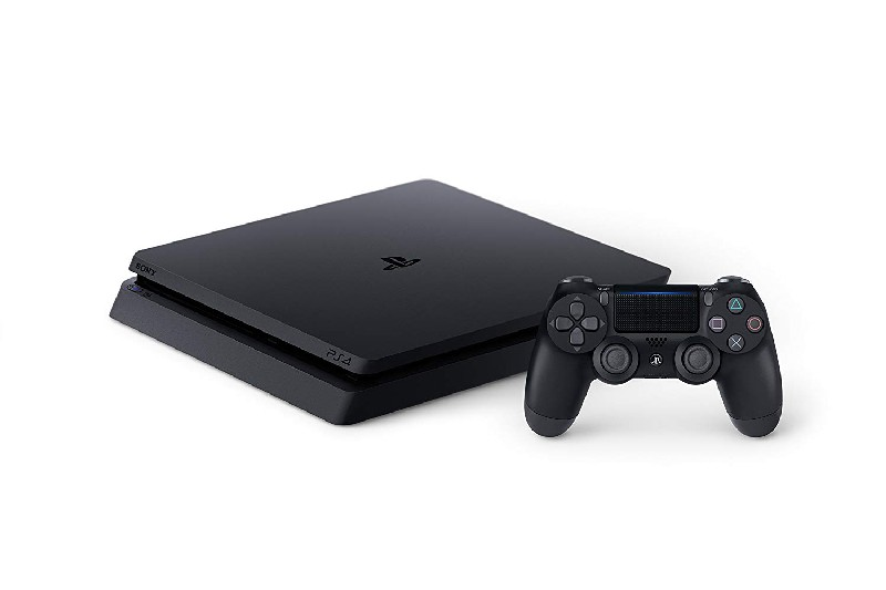 Consola PS4 negra y un mando DualShock 4 negro sobre un fondo blanco.