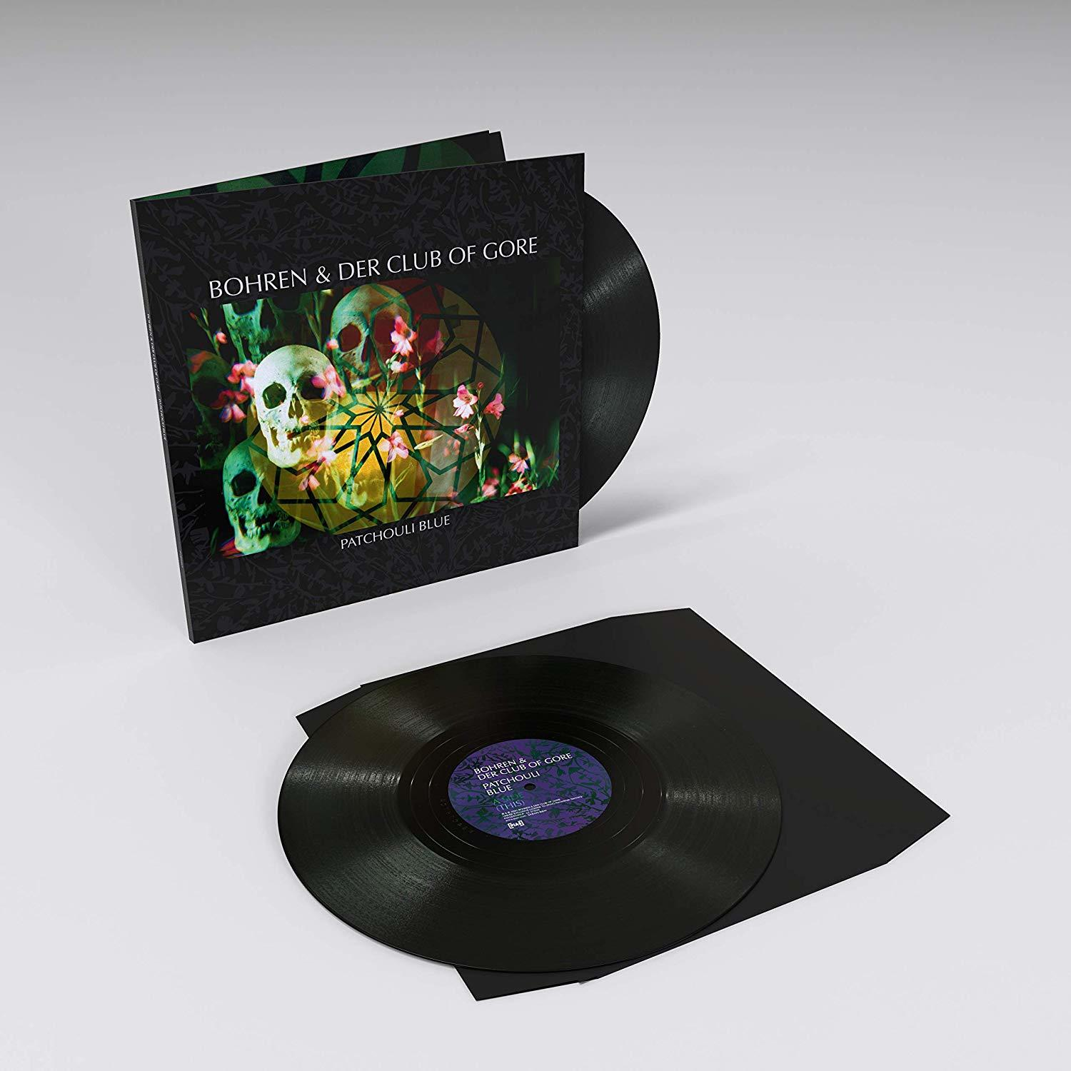 Zwei Schallplatten und Albumcover mit Totenköpfen und Blumen. Schwarze Platten auf weißem Grund.