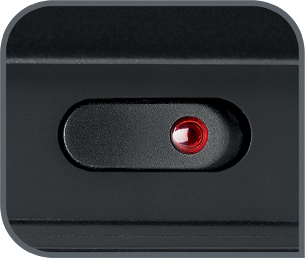 Nahaufnahme eines schwarzen Netzschalters mit roter Kontrollleuchte, in einem schwarzen Rahmen.